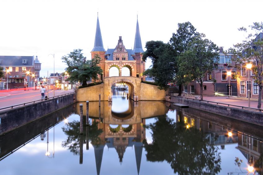 Waterpoort in de avond