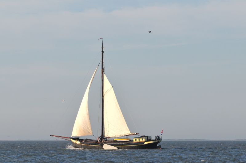 Klassiek zeilschip hijst de zeilen