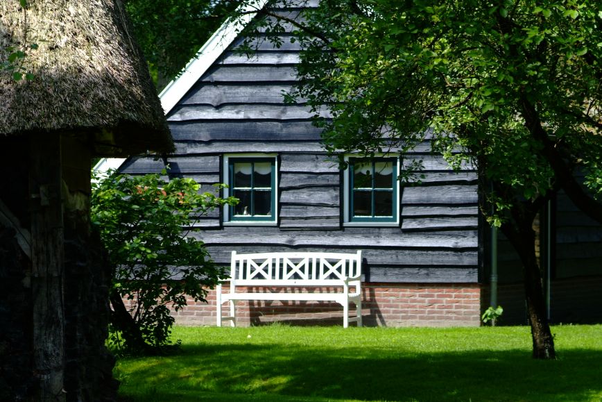 Geveltje met tuinbank in orvelte