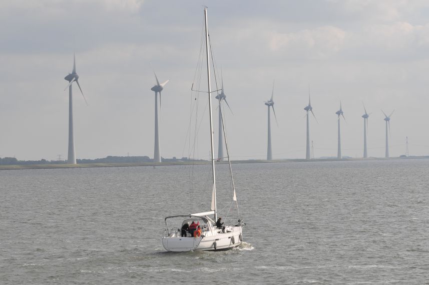 De haven uit bij Urk bij stevige wind 2