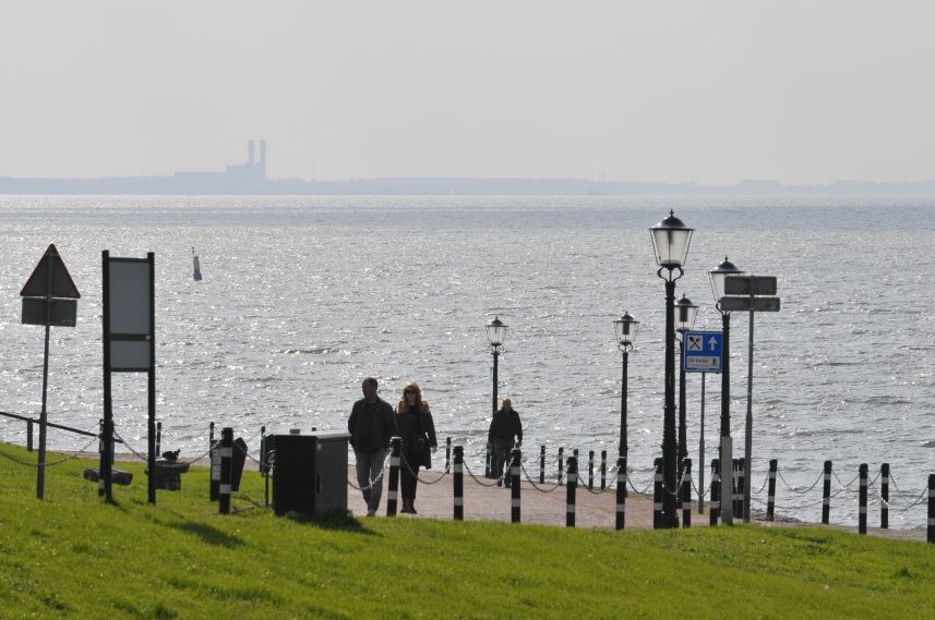 Wandelen aan de dijk bij Urk op zondagmiddag 2