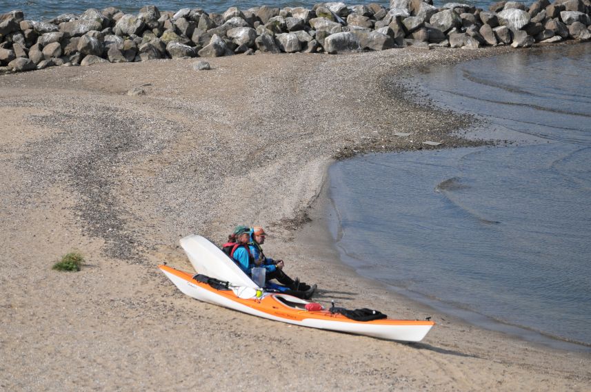 Uitrusten van een kanotrip op het strand bij Urk