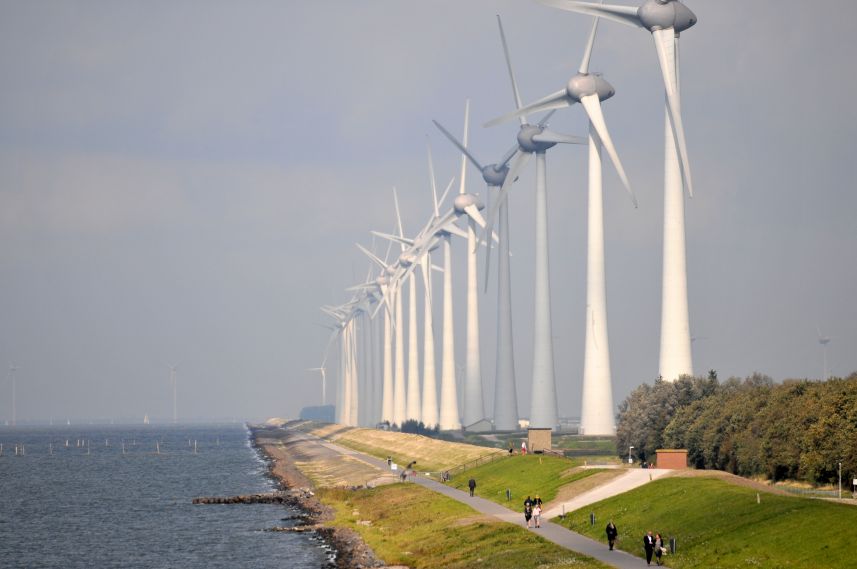 Wandelen aan de dijk bij Urk op zondagmiddag