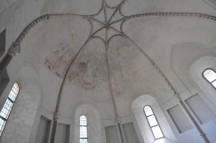 Eeuwenoude fresco's in het koor van de kerk van Boazum