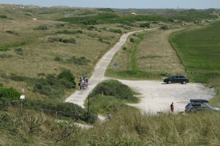 Fietsen door de duinen nabij Buren Ameland