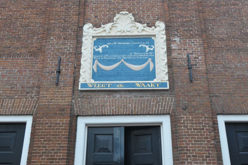 Gevelsteen in de muur van de Waag in Dokkum