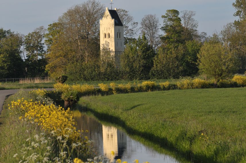 Toren Eagum met bermbloemen