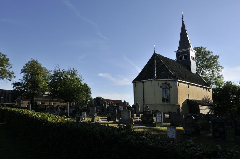 Kerk Ferwoude in de avondzon