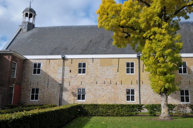 Eeuwenoude gevel van het voormalige Academiegebouw in Franeker