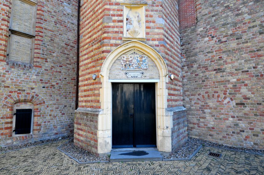 Toegangspoort van de toren van de Martenastins in Franeker