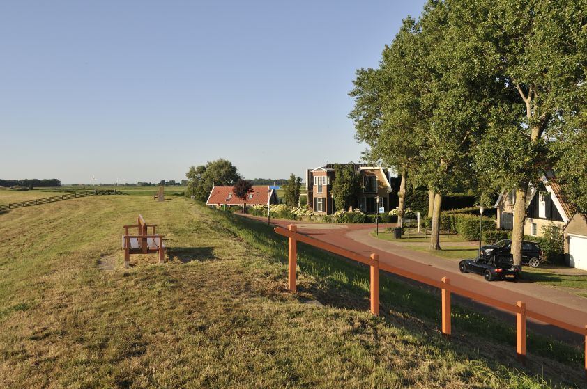 Bankje op de dijk bij Gaast