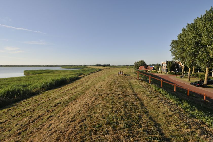 de IJsselmeerkust bij Gaast