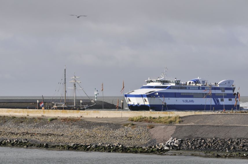 Veerboot vanaf Vlieland nadert de haven van Harlingen 2