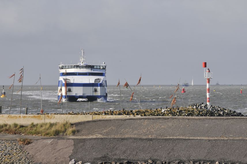 Veerboot vanaf Vlieland nadert de haven van Harlingen 1