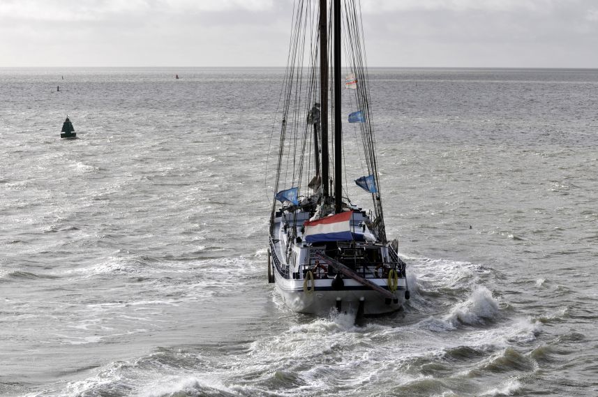 Vertrek uit de haven van Harlingen bij harde wind