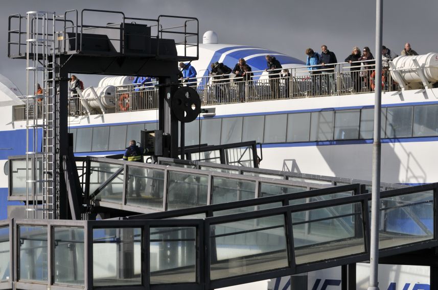 Veerboot Vlieland aangemeerd in de haven van Harlingen