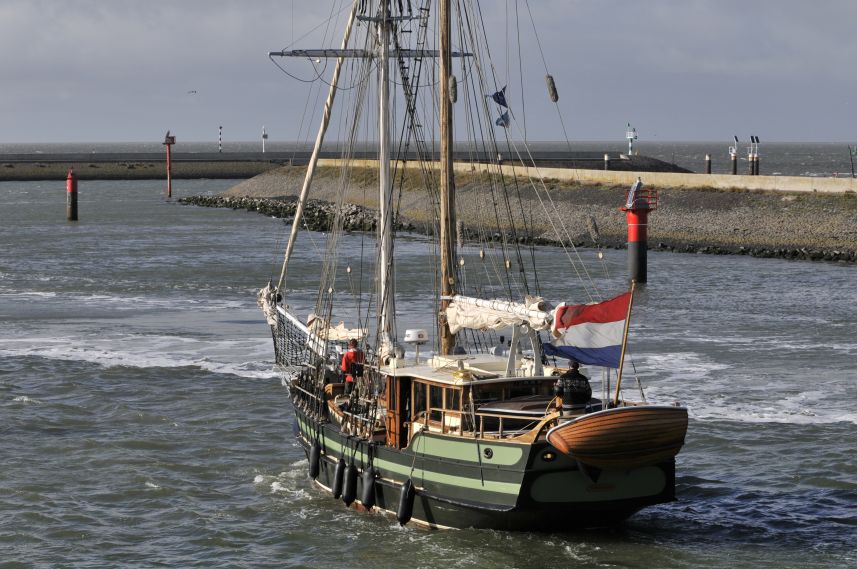 Bijzonder schip verlaat de haven van Harlingen 2