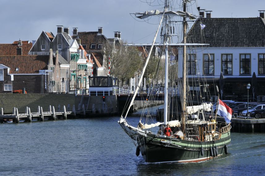 Bijzonder schip verlaat de haven van Harlingen 1