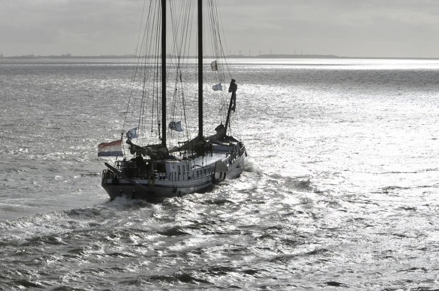 Vertrek uit de haven van Harlingen bij harde wind 2