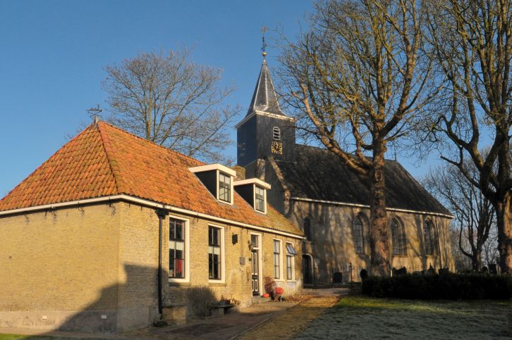 Woning en kerk in Húns