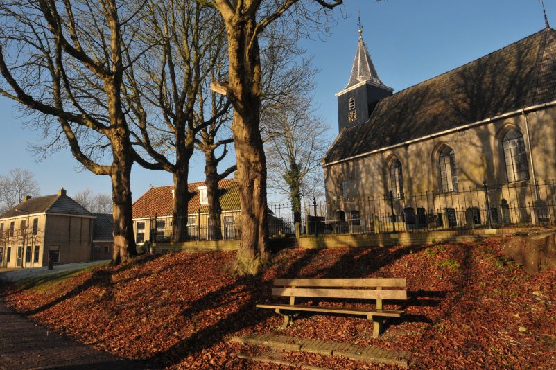 Zicht op kerk en woningen Húns