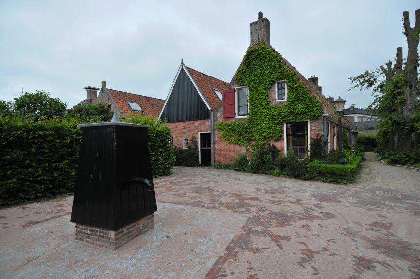 Oude waterpomp aan de Tsjerkebuorren in Metslawier