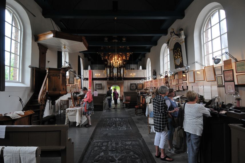 Interieur van de kerk in Metslawier