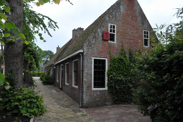 Huis aan de Tsjerkebuorren in Metslawier