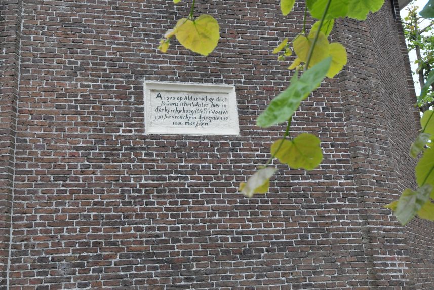 Gedenksteen in de muur van de hervormde kerk in Metslawier