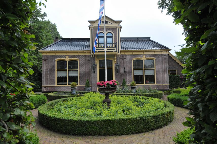 De voormalige notariswoning in Metslawier