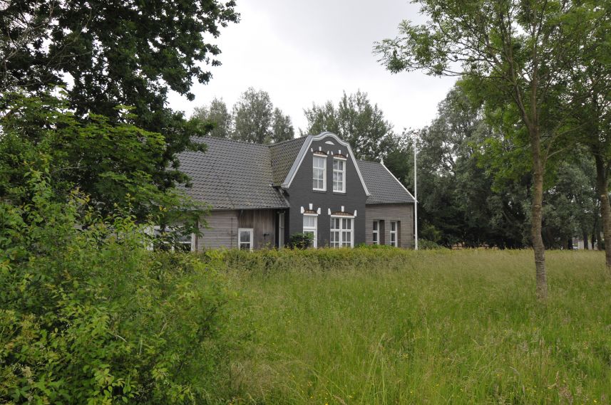 klokgevel in het midden is van voormalig station bij Metslawier 