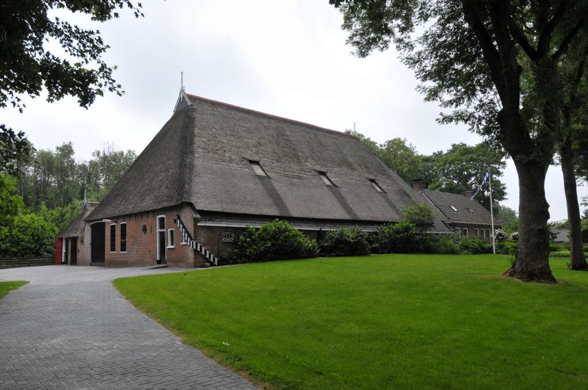 Monumentale kop-hals-romp boerderij in Metslawier