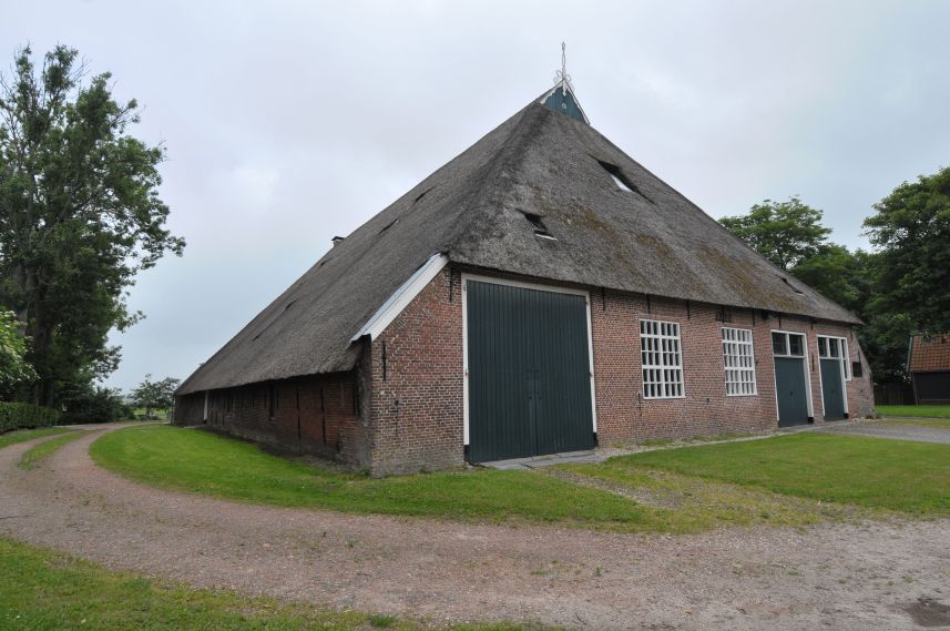 Uitzicht op achterzijde van monumentale stelpboerderij in Metslawier