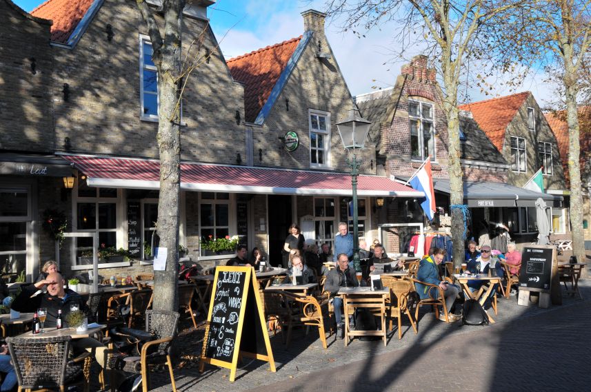 Sfeervolle Dorpsstraat met terrassen in Oost-Vlieland