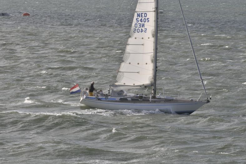 Ervaren schipper onderweg bij harde wind bij Vlieland