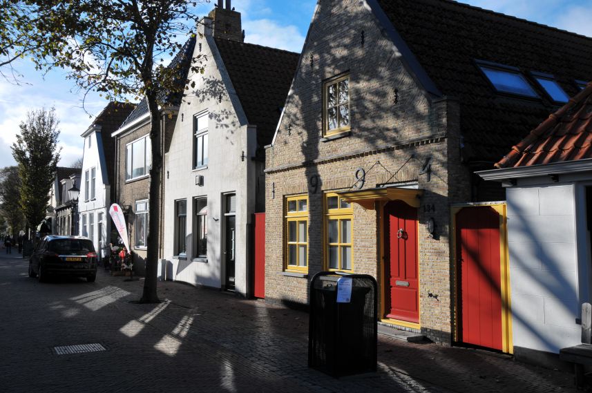 Sfeervolle Dorpsstraat kleurrijke gevels in Oost-Vlieland