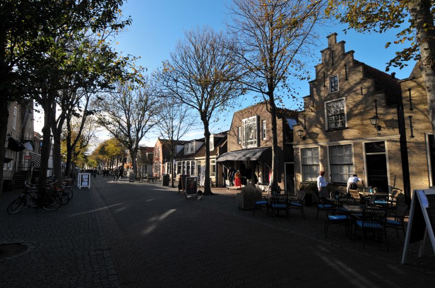 Sfeervolle Dorpsstraat met winkels en restaurantjes in Oost-Vlieland 2