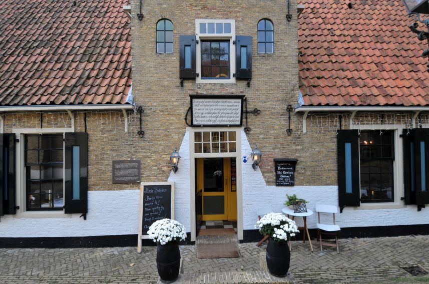 Sfeervolle gevel aan het Kerkplein in Oost-Vlieland