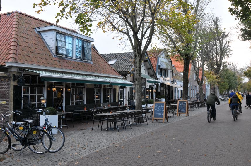 Sfeervolle Dorpsstraat met winkels en restaurantjes in Oost-Vlieland 1