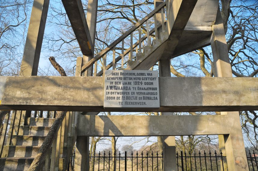 Plaquette met verhaal achter de bouw van de Belvedere in Oranjewoud