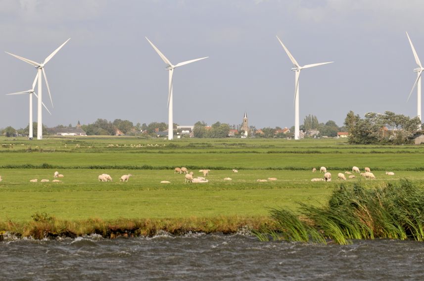 Zicht op Oudemirdum vanaf de IJsselmeerdijk