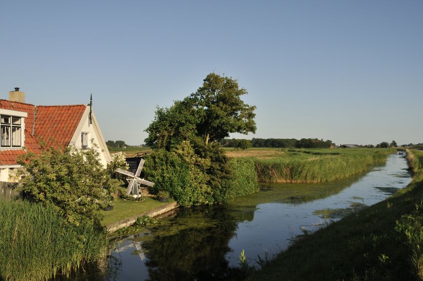 Woning aan de vaart bij Piaam