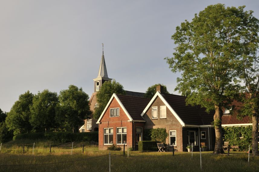 Kerk en woning in Reitsum in de avondzon 2