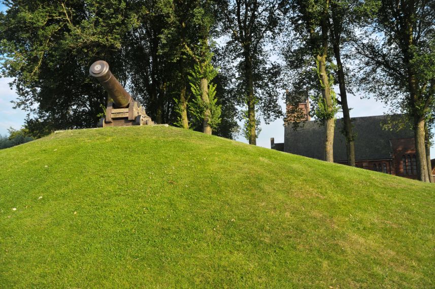 Kanon op de stadswal van Sloten