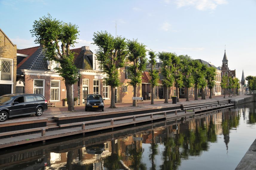 Straat en gracht in Balk