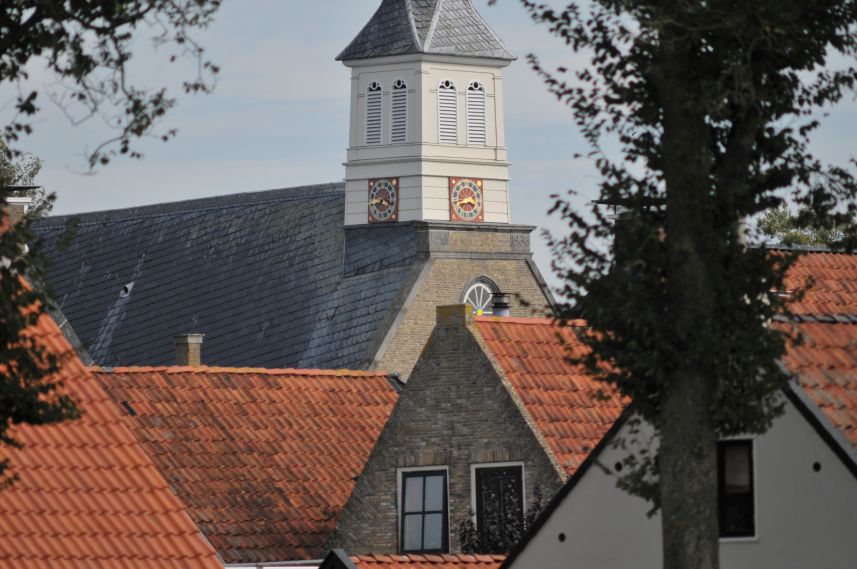 Daken en kerktoren in Sloten