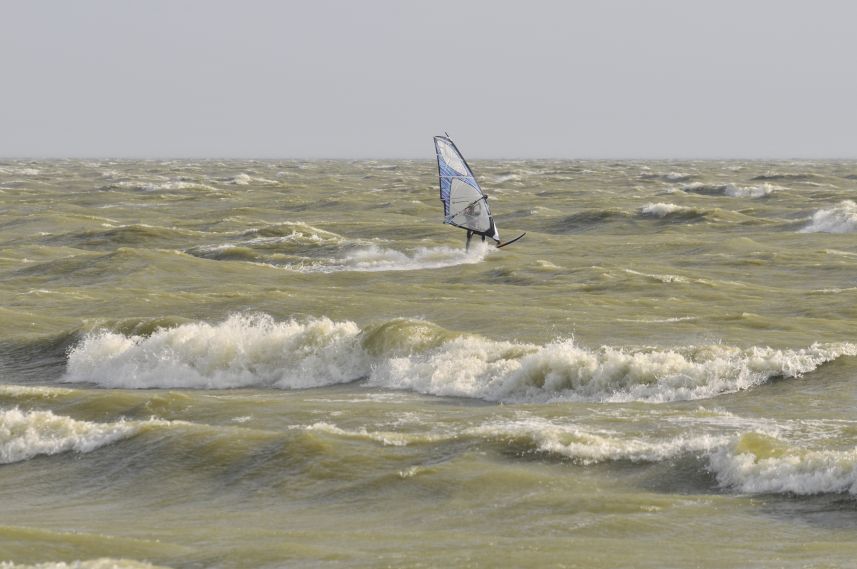 Surfen bij harde wind bij Stavoren 3