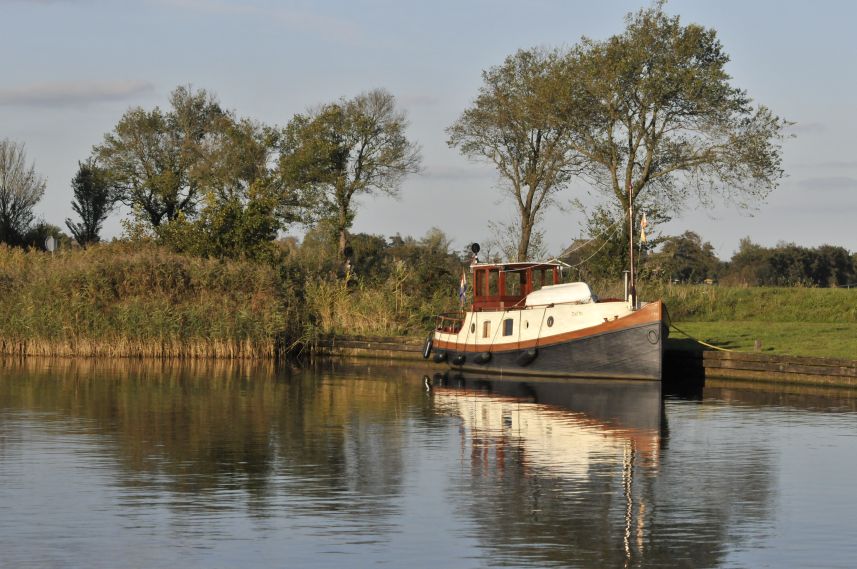 Bootje aan de wal in de Zoutepoel bij Terherne