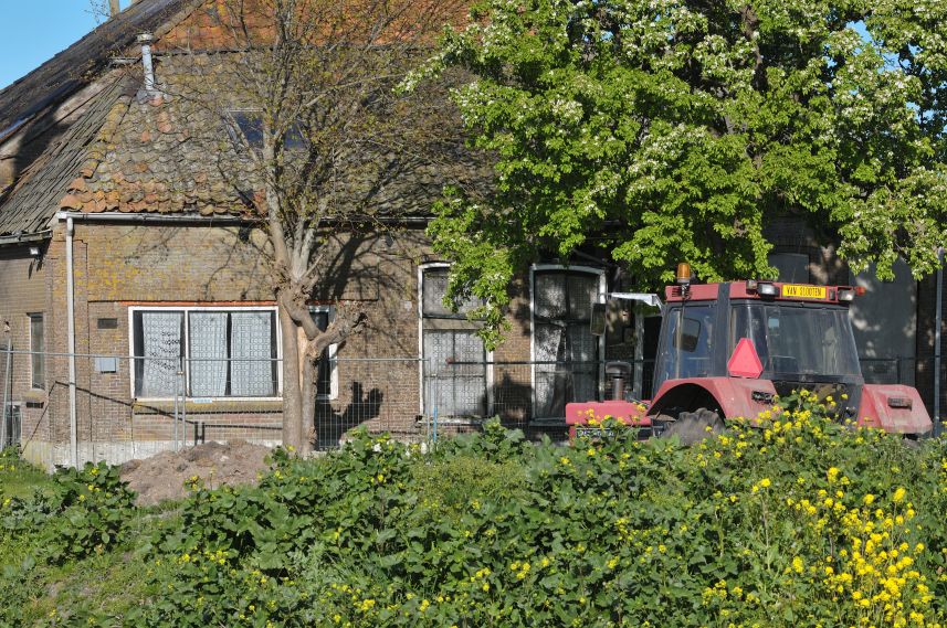 Vervallen boerderij met trekker bij Heerenzijl - Terkaple