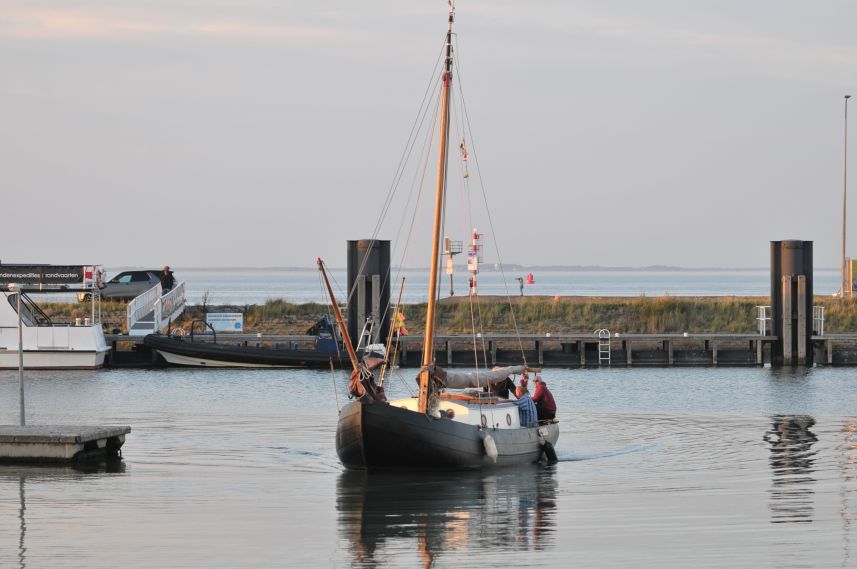 Aankomst in haven Lauwersoog in avondlicht